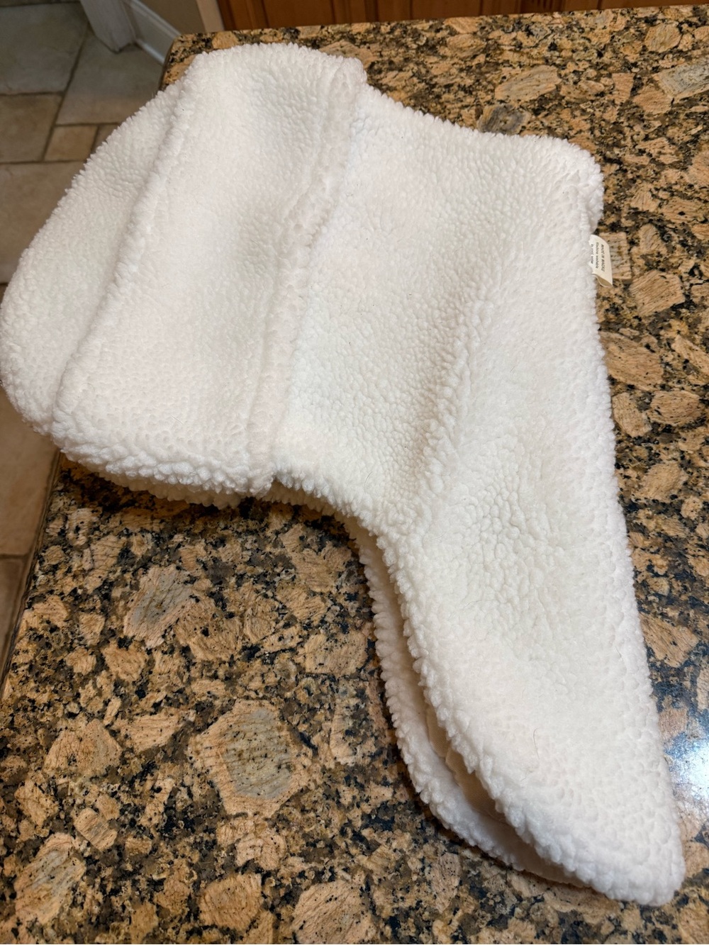 ROMA Equestrian English shaped soft saddle PAD White Sherpa w/ billet openings